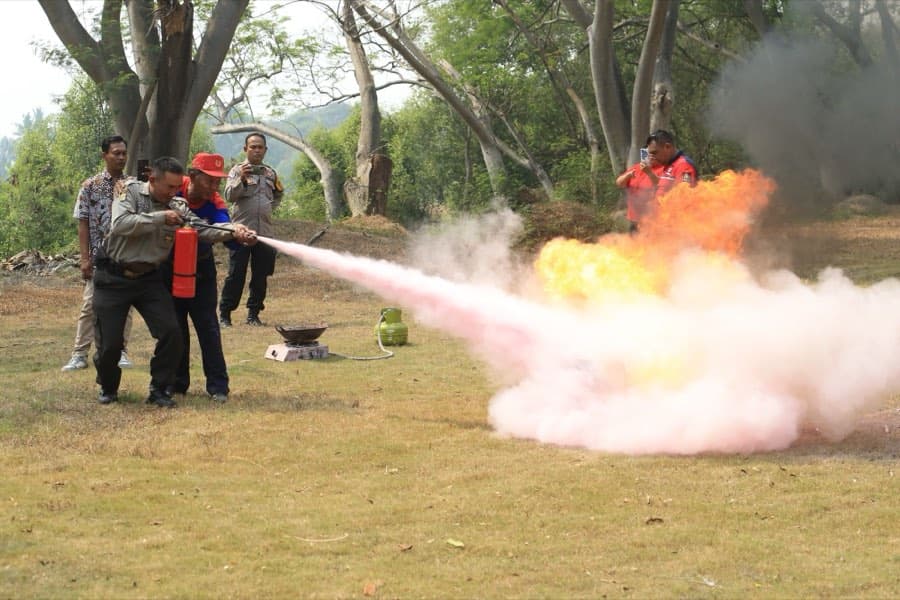 Care staff during a Fire Marshal: Warden Duties & Extinguisher Practical training session